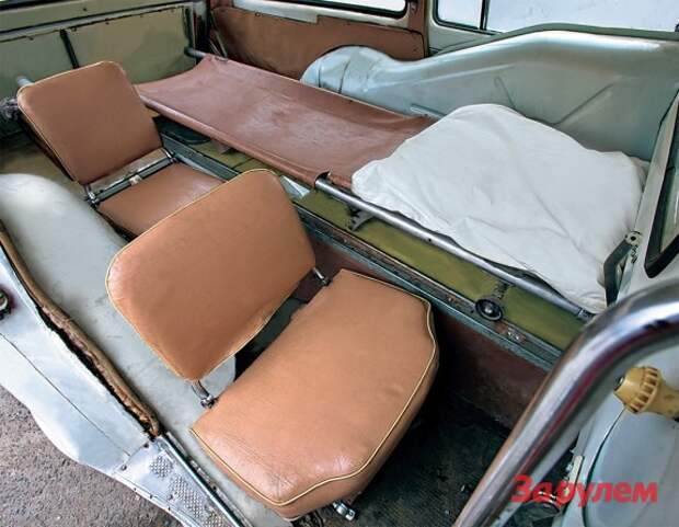 В машине носилки длиной 1800 мм, два откидных сиденья, плафоны освещения, убирающийся столик. За носилками ниша для запасного колеса, которое доставали, открыв левую заднюю дверь.