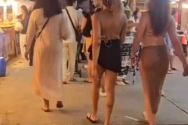 Туристки, пришедшие в храм на Пхукете в купальниках, шокировали тайцев