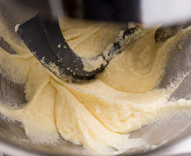 Взбиваем масло с сахаром Взбиваем масло с сахаром