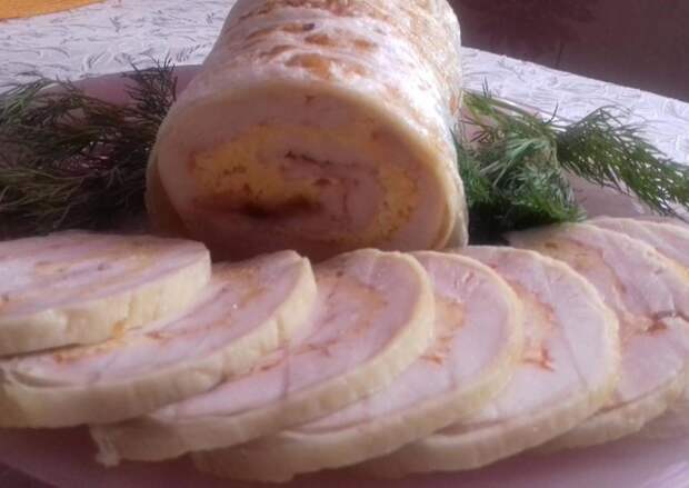 Сворачиваем блины и мяско в рулет. Печем в фольге час и ставим на стол вместо колбасы