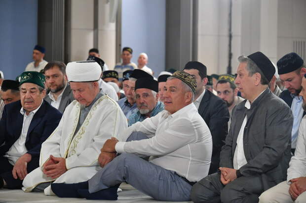 Рустам Минниханов принял участие в праздничной молитве по случаю праздника Курбан-Байрам