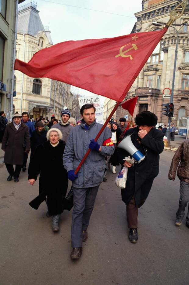 1992. 15 марта. Прокоммунистический, антиреформенный митинг на Красной площади во главе с группой под названием «Трудовая Россия»