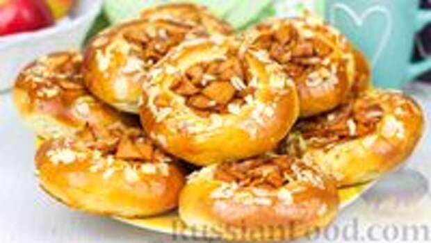 Фото к рецепту: Ватрушки с яблоками