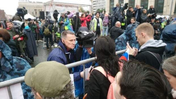 Полиция спасла мирных граждан от разбоя и грабежей на митинге в Москве митинг,10 августа,москва