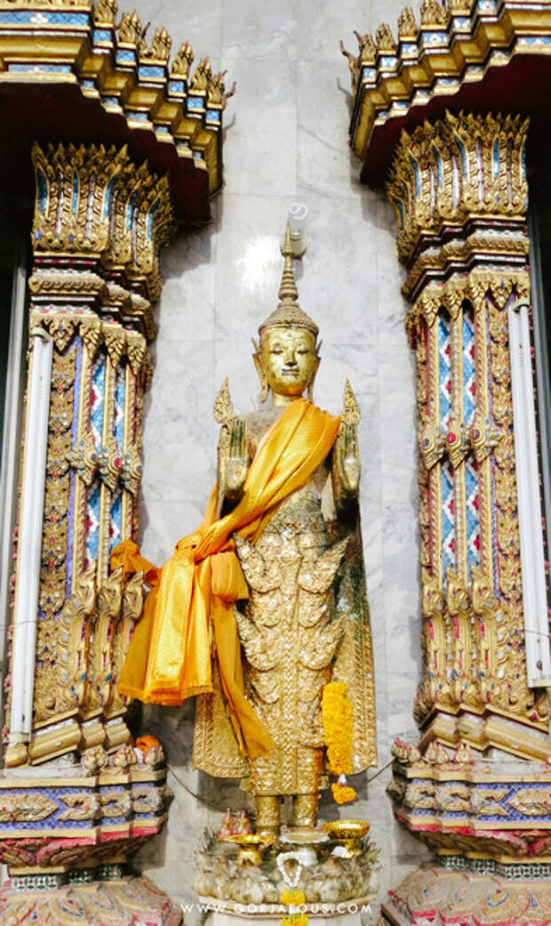 Buddha Outside Wat Hua Lumphong