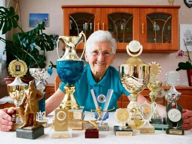 gimnastka-87letnyaya-vyglyadit-futbol-hokkey-sport gimnastka-87letnyaya-vyglyadit-futbol-hokkey-sport