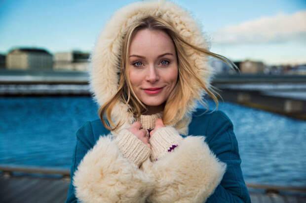 Очаровательная исландская девушка - блондинка с голубыми глазами.