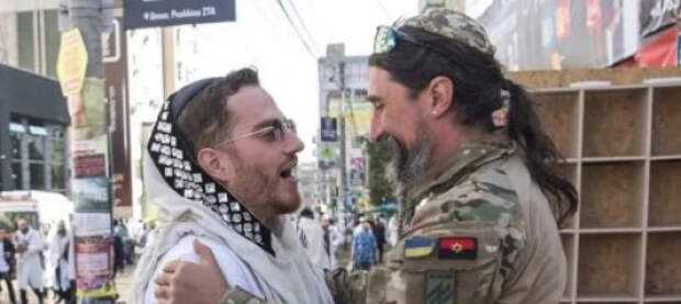 Поцелуй в шеврон. Хасид в Умани приложился к бандеровскому символу