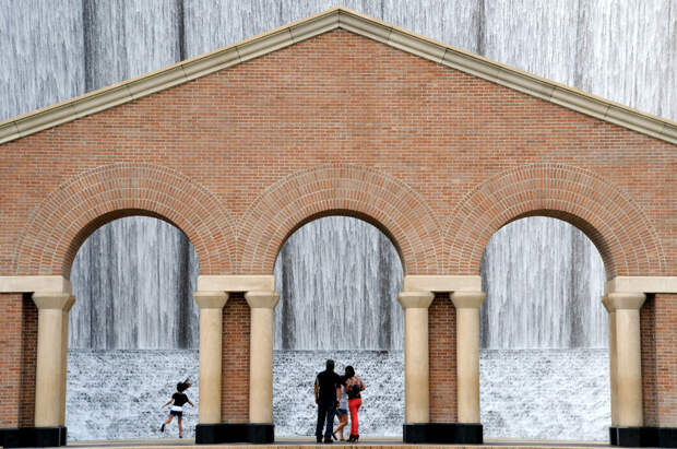 Сооружение-водопад Gerald D. Hines Waterwall Park