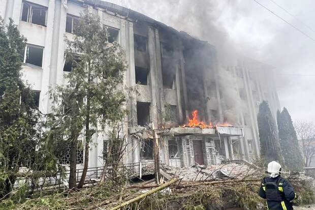 В Сумах дрон поразил здание ТЦК, пожар сняли на фото