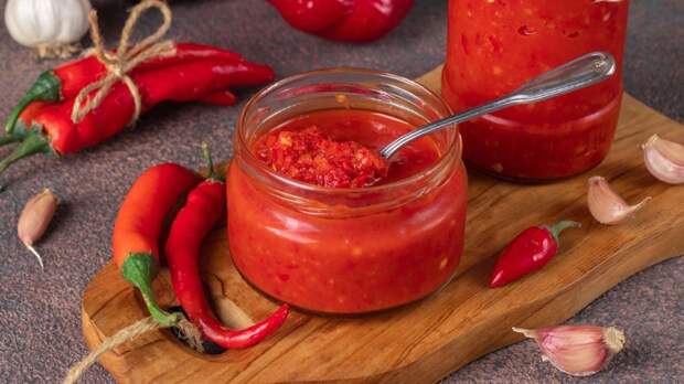 Аджика жгучая из помидоров на зиму без варки: вкусный соус без хлопот