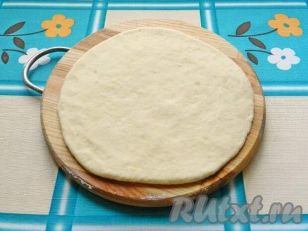 Из каждой части раскатать лепешку. 