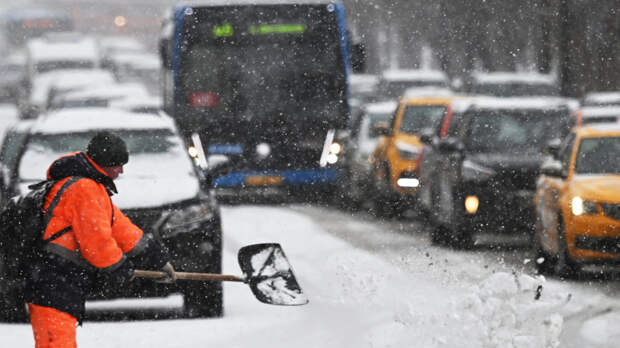 Снегопад парализовал столицу: Москва встала в девятибалльных пробках