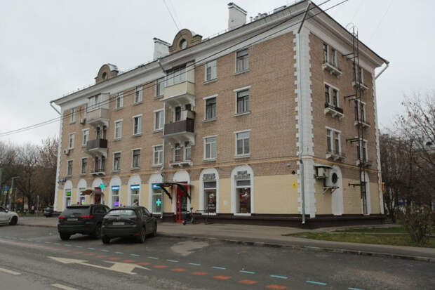 На экскурсии можно будет увидеть обновленный фасад четырехэтажного дома по улице Зои и Александра Космодемьянских, 25/34.. Фото: Андрей Дмытрив
