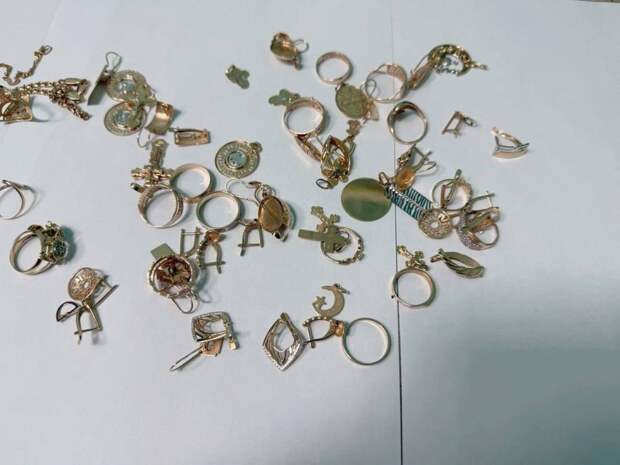 Золото в носках: попытка вывезти украшения на миллионы закончилась уголовным делом в Приморье