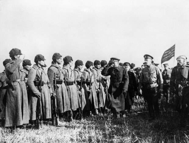Адмирал Колчак среди солдат на фронте