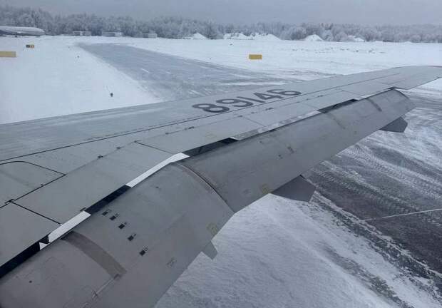 Севший в Архангельске самолет незначительно выкатился за пределы ВПП