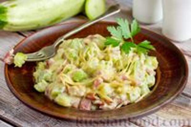 Фото к рецепту: Кабачки с копчёным куриным мясом, в сырном соусе