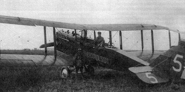 Самолет R-1 готовится к вылету.