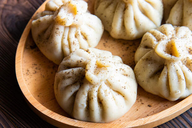 В Ярославле женщина сломала зуб об хинкали в кафе и засудила заведение