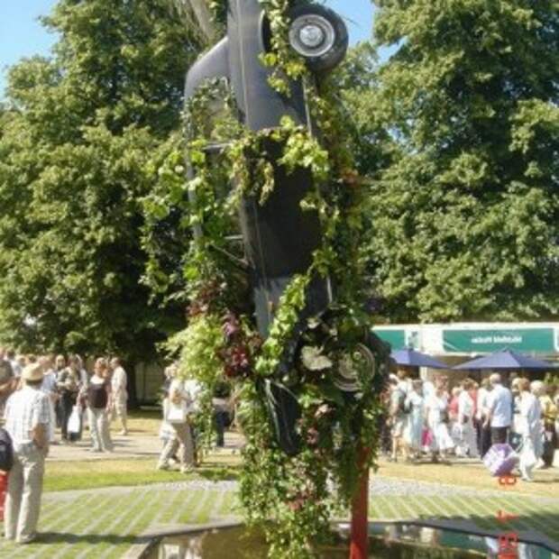 Вертикальная клумба из машины