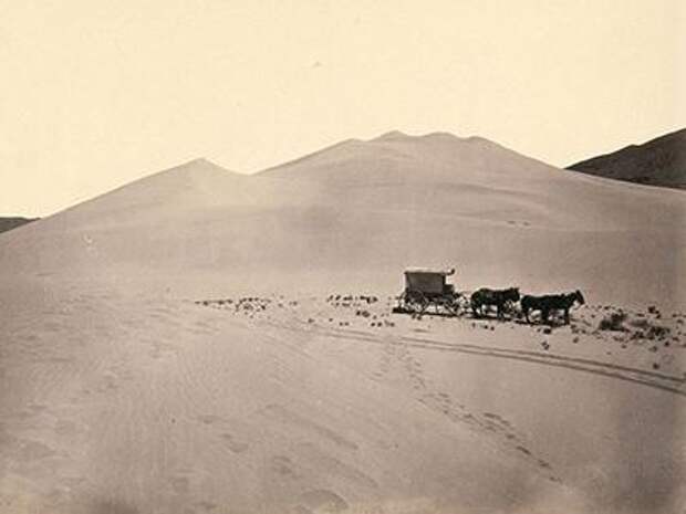 Повозка фотографа Тимоти О`Салливана, запряженная четырьмя мулами, в пустыне Невады, 1867 год