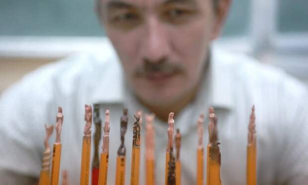 Учитель труда из Алматы вырезает невероятные фигурки из карандашей