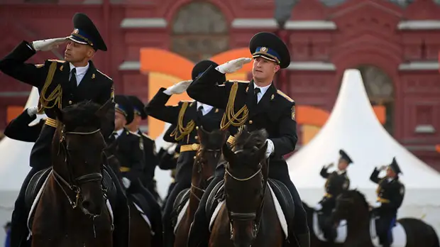 Выступление кавалерийского почётного эскорта Президентского полка в рамках фестиваля «Спасская башня»