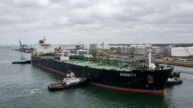 «Нас оставили погибать»: на арестованном в Египте танкере Dignity остались только два российских моряка