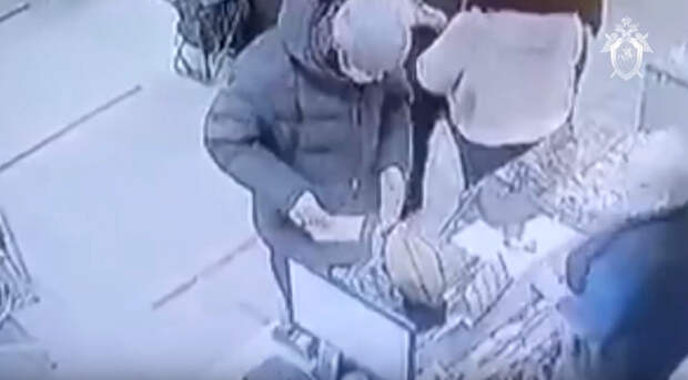 СК показывает, как накануне убийства семьи в Канске отец покупает нож