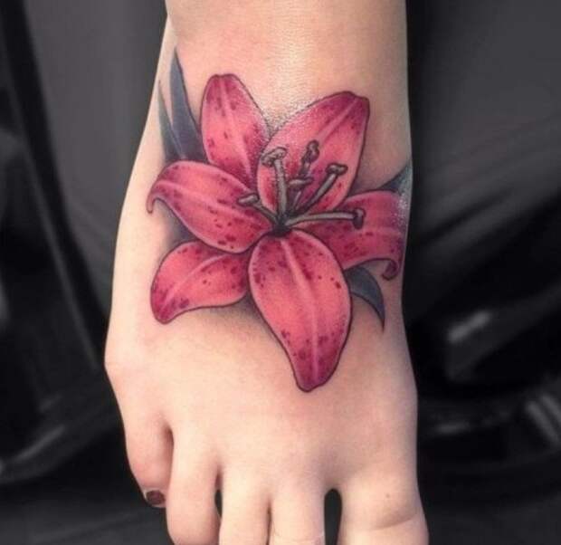 красная лилия на ноге девушки фото татуировки