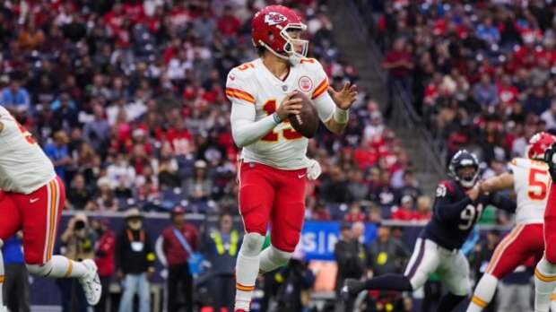Patrick Mahomes scrambling