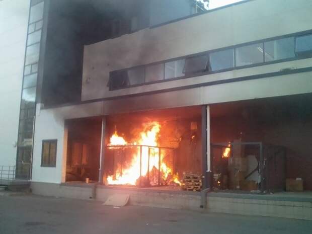 В морском торговом порту Магадана произошел крупный пожар