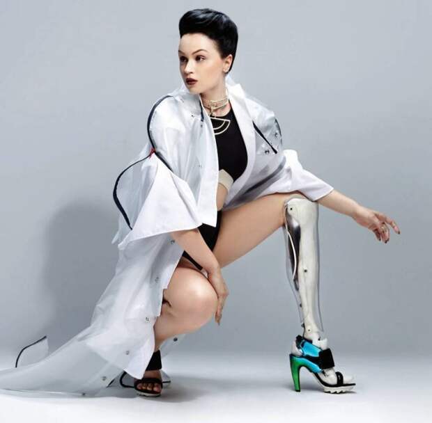 Виктория Модеста — британская певица и альтернативная фотомодель-ампутантка. В результате вывиха полученного в детстве и из-за врачебной ошибки лишилась ноги ниже колена женщины, жизнь, инвалидность, сила воли