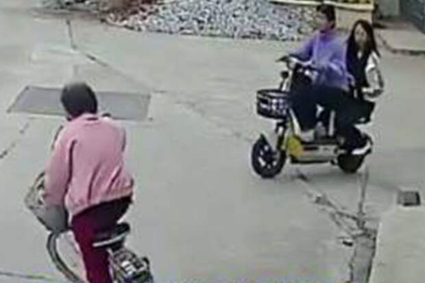 Китаянка упала с велосипеда и потребовала денег у девочек, которые помогли ей