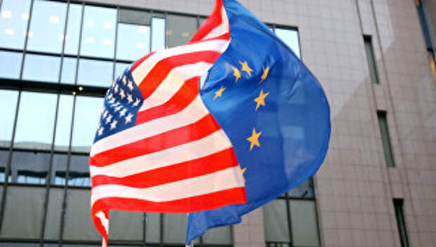 Флаги ЕС и США на здании Европейского парламента в Брюсселе