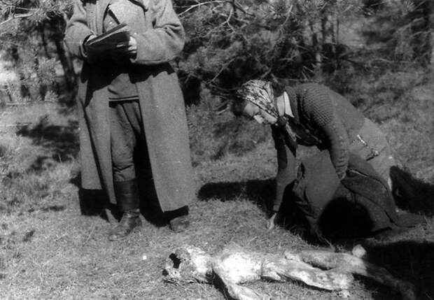 Жительница Львова у тела своего ребенка, расстрелянного в гетто. 1944 г. Львов.