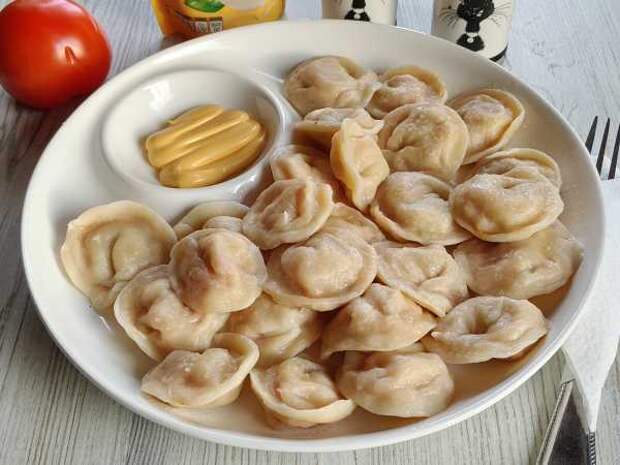 Пельмени с помидорами и сыром