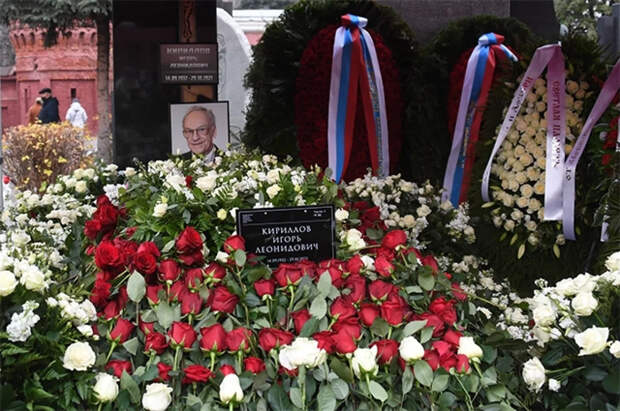 На запущенной могиле диктора Игоря Кириллова внезапно произошли изменения