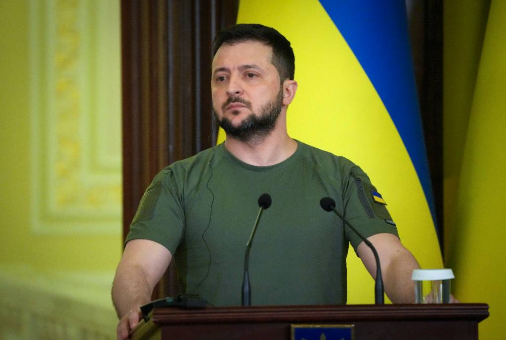Президент Украины несамостоятелен и не способен остановить боевые действия на территории своей страны. Об...