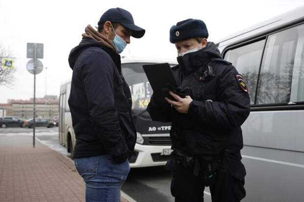 В Петербурге задержали более 60 мигрантов после обысков по делу о взяточничестве