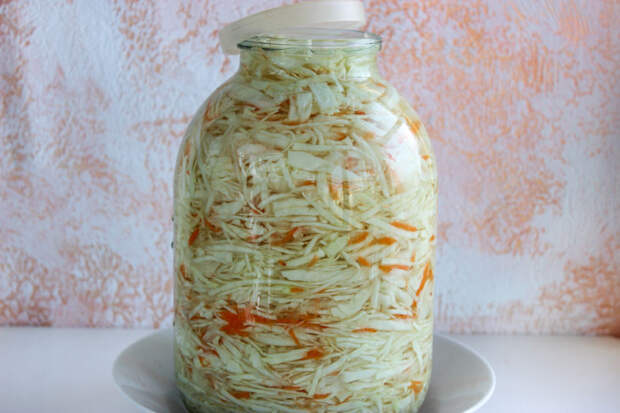 Сочная и хрустящая квашеная капуста в рассоле: пошаговый рецепт с фото