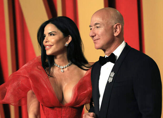 «Там было 250 гостей!»: 56-летняя Лорен Санчес в обтягивающем total black на прогулке с Безосом