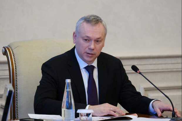 Губернатор Андрей Травников поручил усилить работы по очистке тротуаров