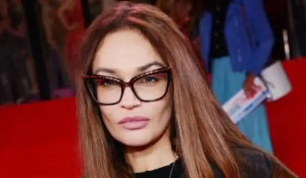 «У вас сын растет, вам не стыдно?»: Выставившую голый зад Водонаеву затравили