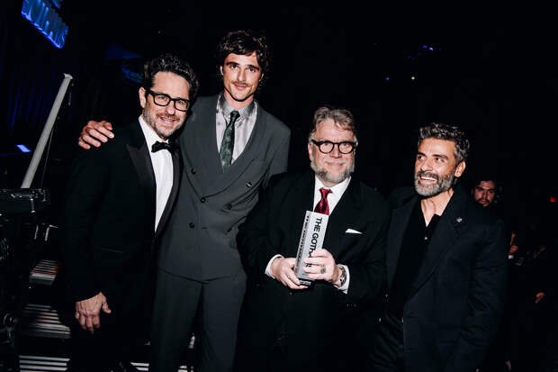 Джей Джей Абрамс, Джейкоб Элорди, Гильермо дель Торо и Оскар Айзек на церемонии вручения премии Gotham Awards 2025 / Фото: Nina Westervelt / WWD / предоставлено Getty Images