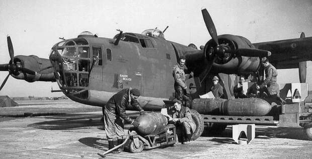 Загрузка бомб на B-24 Liberator. Источник фото - https://i.ebayimg.com/images/g/mMYAAOSwajtgFwYN/s-l1600.jpg