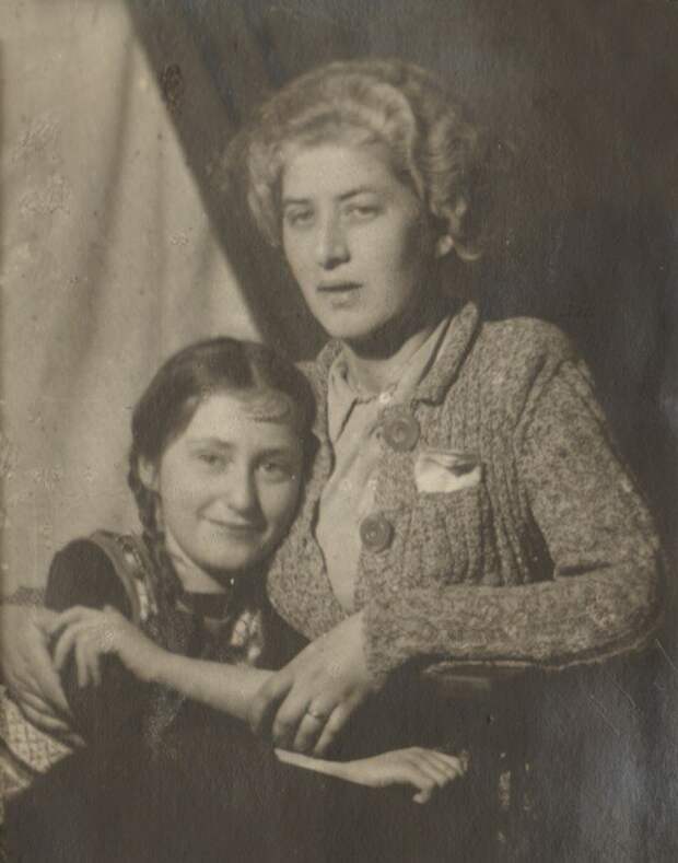 Лидия Чуковская с дочерью Еленой.