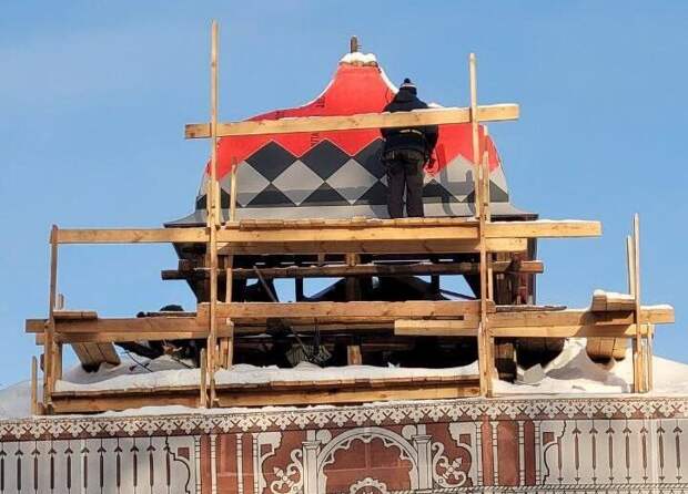 В Летнем клубе дворянского собрания в Рязани начался монтаж шашек на шатрике