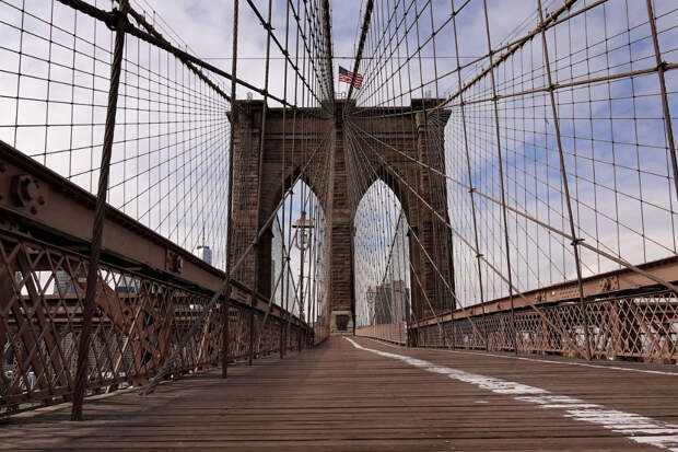 Пустой Бруклинский мост в Нью-Йорке